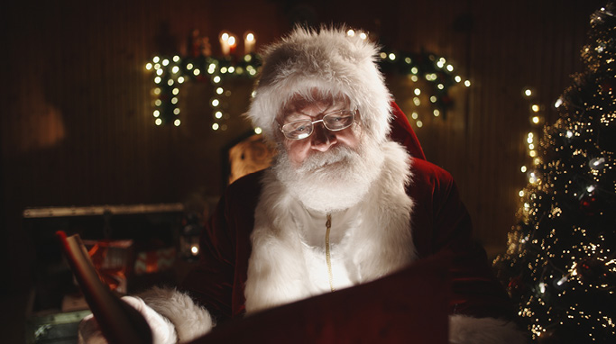 Børn afleverer ønskeseddel til julemanden